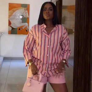 <span class=keywords><strong>Completo</strong></span> <span class=keywords><strong>Donna</strong></span> Africano Nuovo 2026: Cardigan Ampio <span class=keywords><strong>e</strong></span> <span class=keywords><strong>Camicia</strong></span> a Righe Rosa con <span class=keywords><strong>Pantaloncini</strong></span> – Stile Europeo <span class=keywords><strong>e</strong></span> Americano - Product Image 2