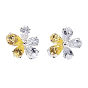 Orecchini E3065 in oro bianco con diamanti taglio a pera, diamanti naturali gialli e bianchi, classici da donna per l'uso quotidiano. - Product Image 1