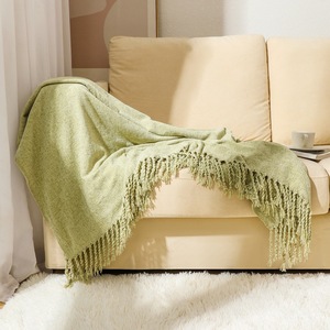Nouvelle conception de couverture en chenille tissée unie en polyester avec pompons, idéale pour le bureau, les pauses déjeuner, les voyages et l'extérieur. - Product Image 4