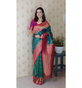 ผ้าส่าหรีผ้าไหมนุ่มสีเขียวสง่างามพร้อมซิกแซก meenakari zari ทอสวยงามเหมาะสำหรับการใช้งานแบบดั้งเดิมสวมใส่ในเทศกาล - Product Image 1