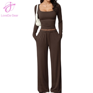Loveda Set Estivo da Donna Personalizzabile con Logo, Top a Maniche Lunghe con Scollo Quadrato e Pantaloni a Vita Elastica in Tinta Unita - Product Image 3