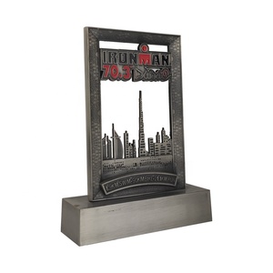 Trophées exclusifs du championnat Ironman de <span class=keywords><strong>la</strong></span> course à pied Marathon Sports personnalisés Gris d'or pour le gagnant de <span class=keywords><strong>la</strong></span> première place - Product Image 4