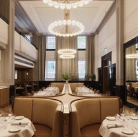 Ensemble de mobilier commercial pour restaurant : banquettes sur mesure, tables et chaises pour projets hôteliers et cafés