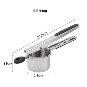 Presse-purée et écraseur à pommes de terre en acier inoxydable avec 3 disques de finesse interchangeables, poignée en silicone - Product Image 5