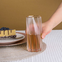 Nouvelle conception, verre à boisson simple et moderne, verre à cocktail, verre à eau rayé cyclonique transparent pour la maison avec bord doré