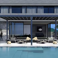 Pergola motorisée en aluminium sur mesure pour jardin, avec panneaux solaires écologiques, durable, imperméable et cadre thermolaqué.