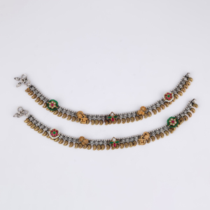 Ensemble de bijoux de créateur Bracelets de cheville classiques Ghungroo oxydés avec motifs dorés Paire de bracelets de cheville élégants - Product Image 3