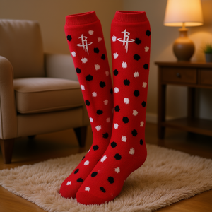 Fbf Originals Calcetines hasta la rodilla con lunares para mujer de los Houston Rockets, calcetines deportivos de invierno de punto peludo en rojo, blanco y negro - Product Image 2