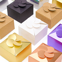Boîte à bonbons holographique de luxe avec fermeture en forme de pétale, emballage en papier pliable pour les cadeaux de mariage et de fête