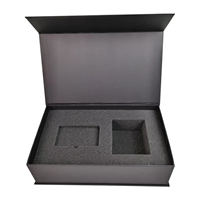 Boîte cadeau personnalisée noire avec couvercle et base, avec plateau en mousse découpée et marque gris clair pour cadeaux électroniques en gros