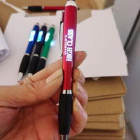 Stylo à bille personnalisé avec éclairage laser à LED avec stylet en caoutchouc Stylo plastique Encres personnalisées pour usage automobile