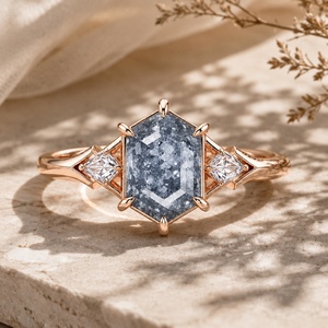 Bague Diamant Sel et Poivre Coupe Hexagonale en Argent Sterling 925 Plaqué Or Rose avec Pierre Latérale Trillion Style Art Déco pour Fiançailles - Product Image 2