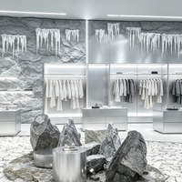 Vitrines de boutique modernes sur mesure, en acier inoxydable, pour l'aménagement intérieur de magasins de vêtements.
