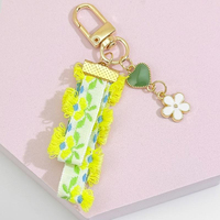 Porte-clés en alliage de zinc étanche en forme de petit vélo, incrusté de strass, design mignon pour sacs, étuis à écouteurs et clés de voiture pour femmes