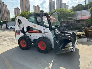 Chargeuse compacte sur pneus Bobcat S300 d'occasion, d'origine américaine, pour la manutention de matériaux sur chantier agricole - Product Image 4