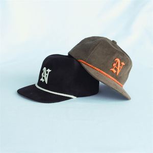 Casquettes de camionneur unisexe non structurées à 5 panneaux à bord plat, fournie par l'usine, avec broderie OEM, logos et étiquettes - Product Image 1
