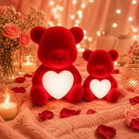Figurine décorative en plastique floquée ours rouge enlacant un cœur, modèle artisanal avec LED, cadeau de Saint-Valentin ODM, vente en gros