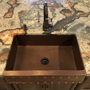 Élégant évier de cuisine rustique en cuivre avec surface lisse martelée et tablier classique pour les cuisines de style campagnard - Product Image 1