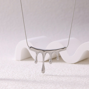 Collar de Metal Líquido Minimalista con Colgante de Lágrima Fundida, Hipoalergénico, de Acero Inoxidable, Resistente al Agua, para Mujer, Venta al Por Mayor - Product Image 6