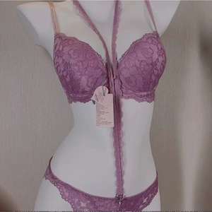 Conjunto de sujetador con cuello halter de encaje morado sexy al estilo francés, popular entre las influencers en línea, top fino y parte inferior gruesa para un look voluptuoso. - Product Image 3