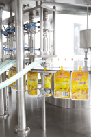 Machine automatique de remplissage et de bouchage de sachets à bec verseur pour jus, eau et sauces