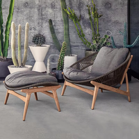 Ensemble de chaises longues d'extérieur avec structure en métal, dossier tressé, coussins gris, fauteuils et ottoman pour patio et jardin