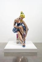 Exposition d'art : Danseurs de ballet pop sur miroir poli, Grandes sculptures dans le musée d'art