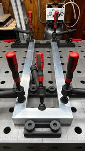 Mesa de Soldadura Modular Serie Dual D28/D16 - Tableros Intercambiables de Hierro Fundido/Acero con Regla Magnética y Canales para Carretillas Elevadoras - Product Image 3
