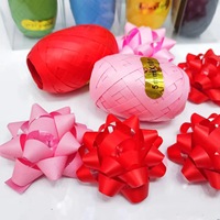 Fleur en ruban pré-fabriquée en film métallique mat arc-en-ciel de 5 cm, idéale pour l'emballage rapide de cadeaux (vente en gros)