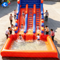Toboggan aquatique gonflable pour enfants et adultes, plaisir estival et fêtes au bord de la piscine