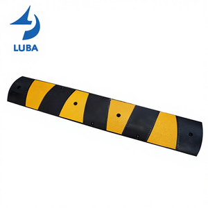 โรงงานผลิตสินค้าซานเหมิน เจ้อเจียง ยางชะลอความเร็ว 1830*300*60 มม. รางเก็บสายไฟ ยางชะลอความเร็ว รุ่นส่งออก อุปกรณ์จราจรบนท้องถนน - Product Image 1