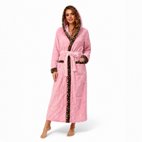 Peignoir en polaire corail pour femme avec capuche, manches longues, ceinture, poches, bordure imprimée léopard, broderie personnalisée pour la maison et le spa