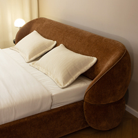 Lit double minimaliste en bois de pin rembourré, avec un design courbé et robuste, en tissu doux, pour la chambre à coucher