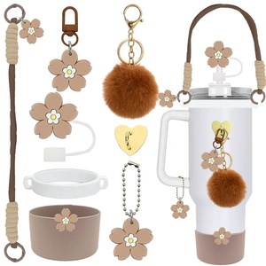 Kit d'accessoires Pafu DIY 8 pièces : pendentifs en forme <span class=keywords><strong>de</strong></span> tasse, corde à main, pendentif en silicone en forme <span class=keywords><strong>de</strong></span> fleur, bouchon <span class=keywords><strong>de</strong></span> <span class=keywords><strong>paille</strong></span>, pendentif en forme <span class=keywords><strong>de</strong></span> <span class=keywords><strong>boule</strong></span> en peluche, chaîne, accessoires pour tasse - Product Image 5