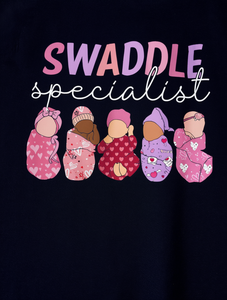 Camiseta Swaddle Specialist Baby Care para hombre, informal, con estampado gráfico, transpirable, 100% algodón, cuello redondo, manga corta - Product Image 1