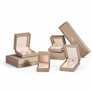 Boîte à bijoux de collection personnalisée en similicuir rigide à charnière avec insert en microfibre et logo personnalisé en relief – Vente en gros - Product Image 6