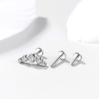 Vente en gros de bijoux de piercing corporel tendance en titane ASTM F136 plaqué or, certifiés IGI, avec grappe de 3 pierres CZ serties à l'intérieur et à la façon de la pierre.