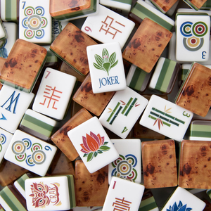 Mahjong Americano Portátil de Lujo con Patrón de Madera de Burl, 160 Piezas, Acrílico de 4 Capas en Tonos Ricos del Bosque, para Viajes y Juego en Casa - Product Image 1