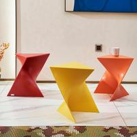 Tabouret en plastique torsadé en forme de Z, siège géométrique artistique, multicolore, table basse pour salon, entrée, bureau