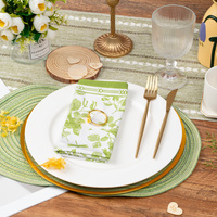Ensemble de décoration de table verte, chemin de table en coton et lin rustique vert, set de sets de table ovales tressés, anneaux de serviette à fleurs