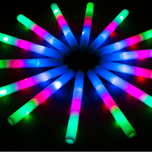 Bâtons en mousse lumineux, accessoires de fête qui brillent dans le noir et nouveautés pour concerts - Product Image 1