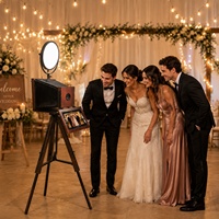 Machine de photomaton en bois avec écran tactile 15,6 pouces et éclairage LED 60W pour location événementielle et mariages