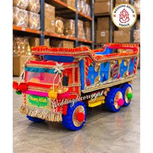 Camion jouet coloré, accessoire décoratif pour la décoration de mariage indien avec détails ornementaux pour la scène de mariage, le mandap et l'entrée - Product Image 1