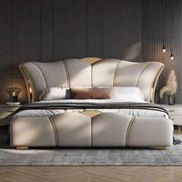 Lit double en cuir souple de luxe italien pour chambre principale, grand lit, nouvelle collection haut de gamme, ambiance luxueuse