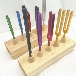 Diapasones al por mayor: Kit de 9 diapasones para sanación de chakras con base de madera, estuche de transporte y accesorios - Product Image 2