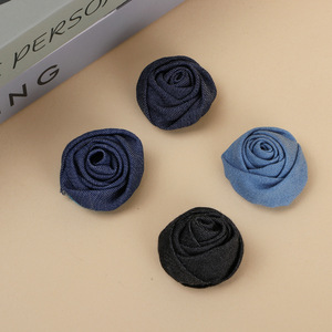 Yupu Rosebud Corsage en tissu tricoté à la main à pois et imprimé léopard, accessoire pour pince à cheveux et fleur de chaussure - Product Image 3