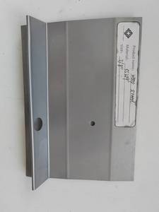 Protecteur d'angle moderne en acier galvanisé résistant aux chocs Ground 7/8\" FHA7 pour seuils de porte et chapeaux de porte d'hôtels - Product Image 3