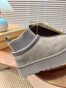 Botas de nieve personalizadas de la marca Uggs de primera calidad, para hombre y mujer, cálidas y suaves al tacto. - Product Image 4