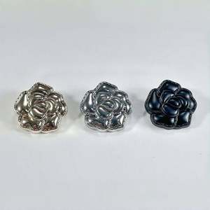 เสื้อสเวตเตอร์หนังปักลายดอกไม้สามมิติกระดุมโลหะ - Product Image 2