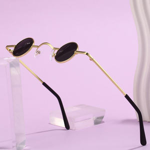 Vente en gros <span class=keywords><strong>de</strong></span> lunettes <span class=keywords><strong>de</strong></span> soleil vintage tendance Hotsale, monture ronde en petit cercle avec logo personnalisé en métal cuivré doré, verres colorés pour femme - Product Image 3